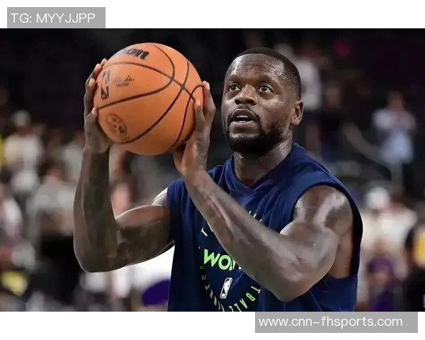 兰德尔半场表现稳定12投4中贡献13分5篮板1助攻状态回暖助力球队奋战